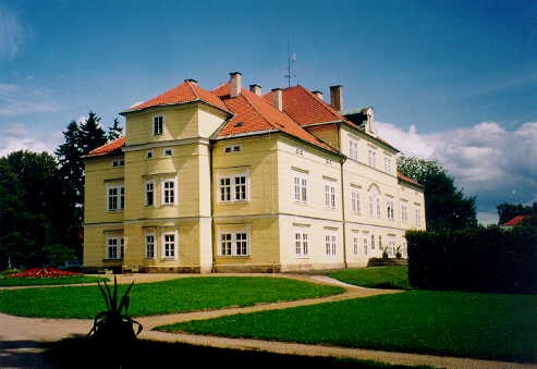 z�mek Milet�n, celkov� pohled