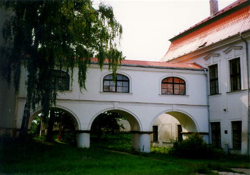 z�mek Cerekvice � spojovac� chodba do kostela