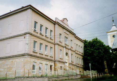 z�mek Vysok� Vesel� � celkov� pohled od silnice