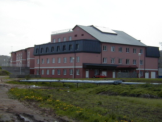 Hofmannova 574, zadn� (v�chodn�) ��st, pohled od silnice na Popovice