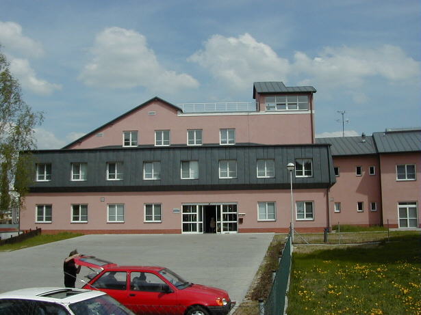 Hofmannova 574, vstup do objektu, pohled z ulice P��telstv�