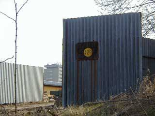 Zadn� vjezd do objektu, v pozad� are�l