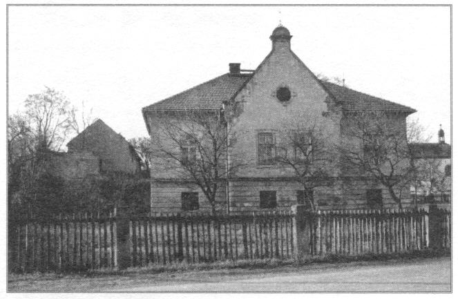 tvrz v Chotči – pohled na faru