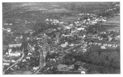 tvrz v Lázních Bělohradu – letecký pohled