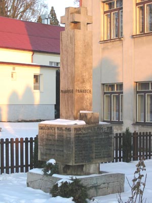 D�tenice � pomn�k ob�tem 1. a 2. sv. v�lky (015)